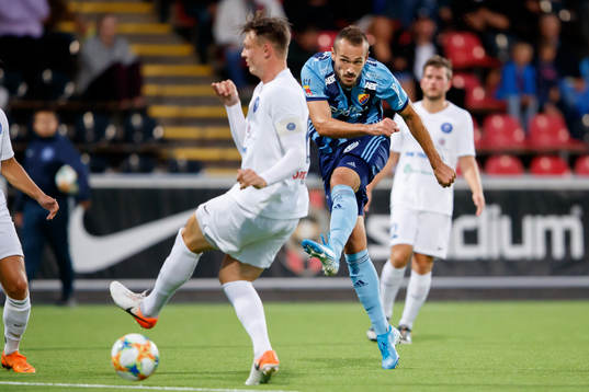 Djurgårdens Emir Kujovic skjuter mot mål