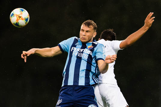 Djurgårdens Jesper Karlström i en nickduell med med