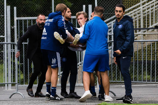 Akropolis tränare Konstantinos Panagopoulos med flera bär