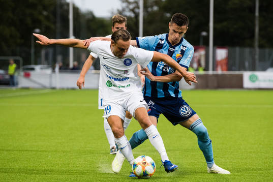 Akropolis Cesar Weilid i kamp om bollen med Djurgårdens