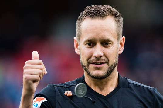 Domare Victor Wolf singlar slant innan fotbollsmatchen i