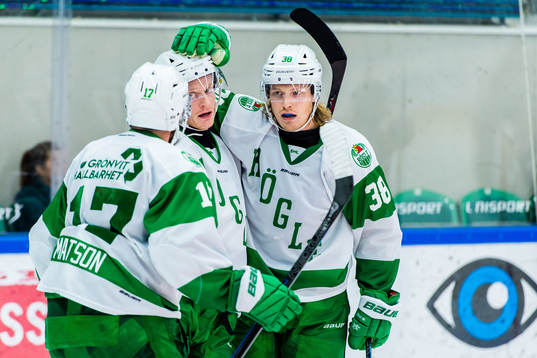 Rögles Erik Andersson jublar med lagkamrater