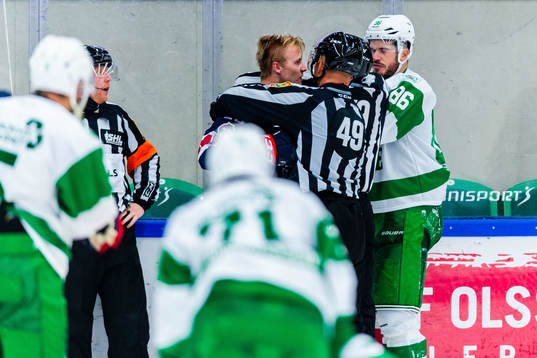 Linköpings Nick Sörensen och Rögles Eric Gelinas