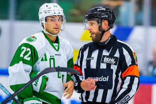 Rögles  Daniel Zaar pratar med Domare Marcus Linde
