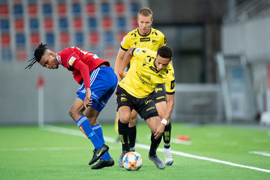 Charles Ezeh of Skeid and Kevin Kabran of Start
