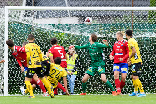 Gauthiod med skott i ribban bakom Elfsborgs målvakt Tim