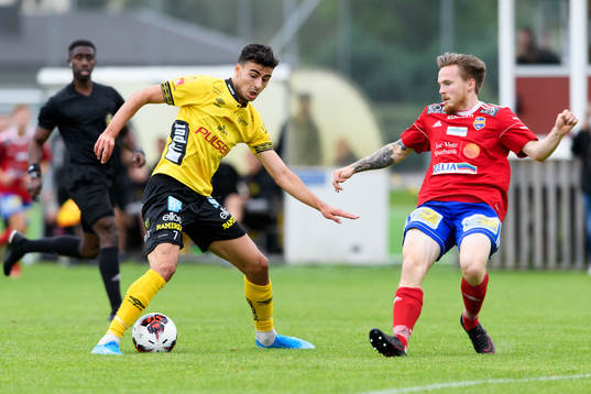 Elfsborgs Deniz Hümmet och Gauthiods Jonas Emanuelsson