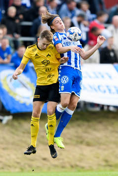 Astrios Marcus Kälebo i nickduell med IFK Göteborgs Emil