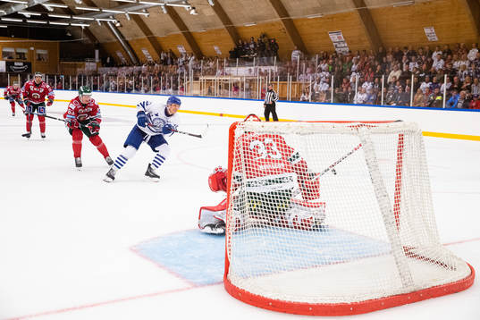 Leksands Martin Karlsson skjuter ett skott som Frölundas