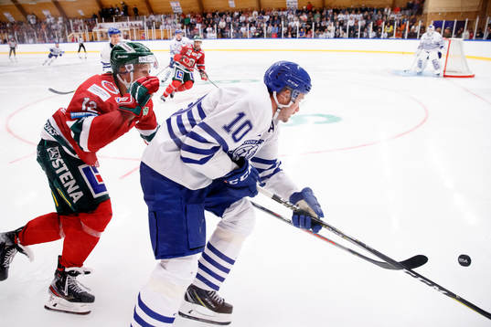 Frölundas Max Friberg jagas Leksands Johan Fransson