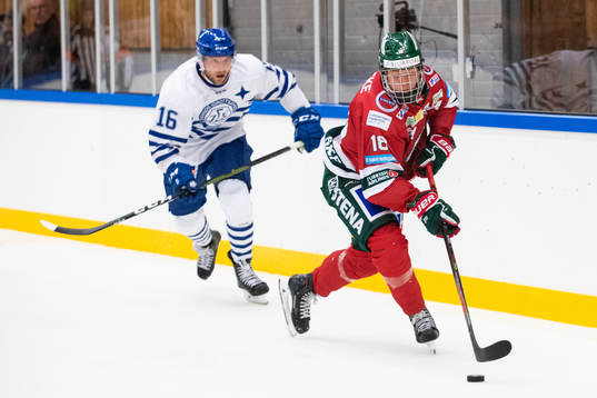 Frölundas Lucas Raymond före Leksands Daniel Gunnarsson