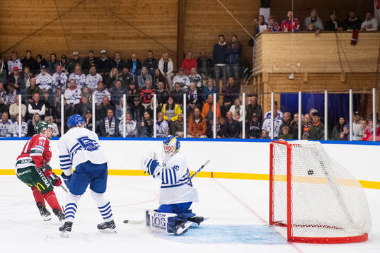 Frölundas Mats Rosseli Olsen skjuter 4-0 bakom Leksands