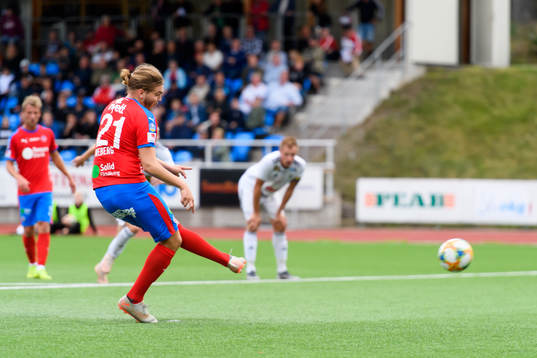 Helsingborgs Charlie Weberg gör 0-1 på straff