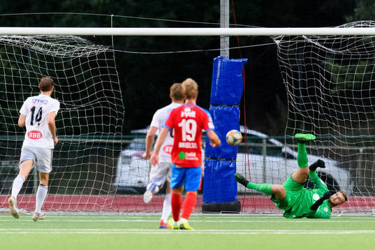 Oskarshamns Christopher Christensson gör 2-1 på straff