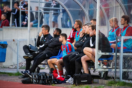 Helsingborgs avbytarbänk med spelare och ledare deppar