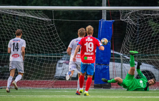 Oskarshamns Christopher Christensson gör 2-1 på staff