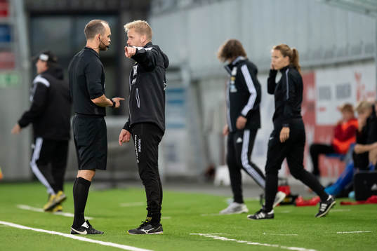 Christian Moen, referee, and Joey Hardarson, head coach of