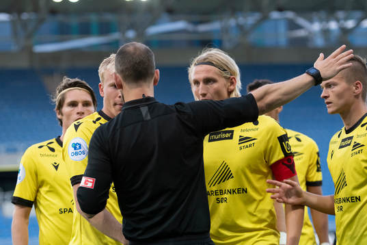 Players of Start and Christian Moen, referee