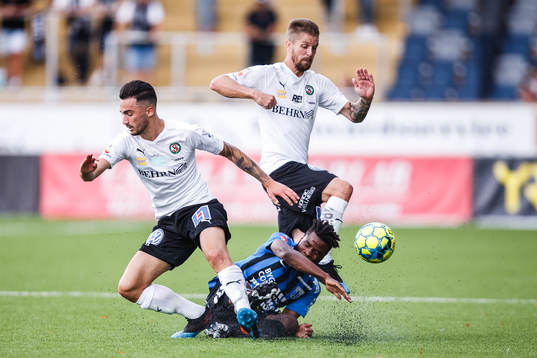 Örebros Simon Amin och Martin Lorentzson i en kamp mot