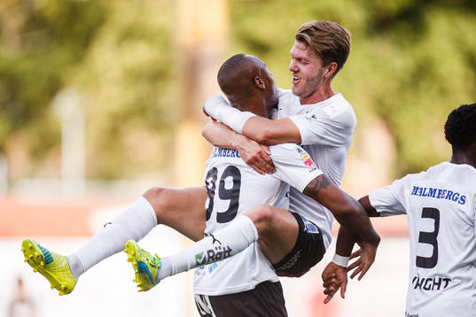 Örebros Carlos Strandberg och Martin Broberg jublar