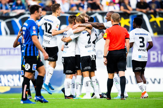 Örebros Martin Broberg jublar med lagkamrater
