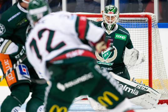 Färjestads målvakt Markus Svensson räddar ett skott