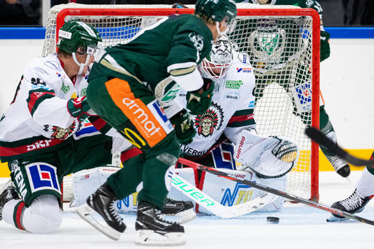 Frölundas målvakt Niklas Rubin med en räddning