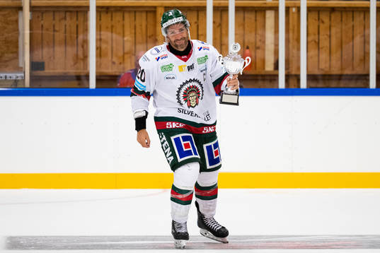Frölundas Joel Lundqvist lyfter pokalen