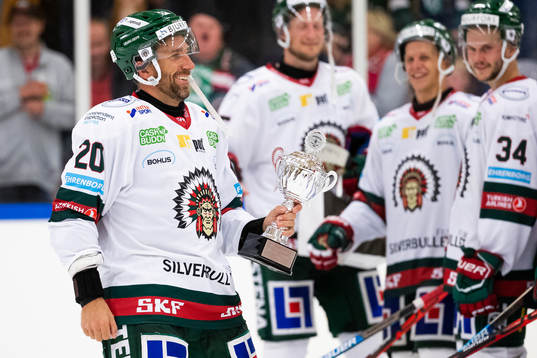 Frölundas Joel Lundqvist med pokalen