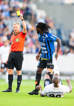 Domare Fredrik Klitte delar ut ett gult kort till Sirius