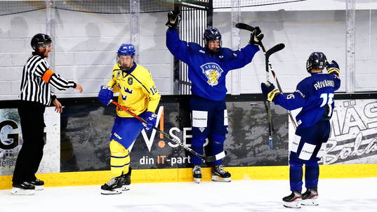 Finlands Viljami Marjala jublar