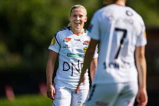 Emilie Nautnes and Synne Skinnes Hansen of LSK kvinner