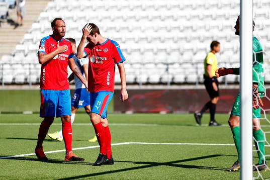 Helsingborgs Andreas Granqvist reagerar intill Adam