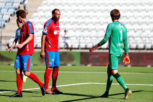 Helsingborgs Andreas Granqvist reagerar mot målvakt Anders