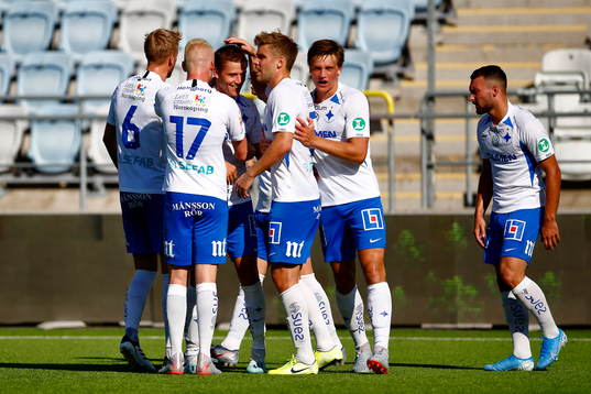 IFK Norrköpings Simon Thern blir omkramad av bland andra