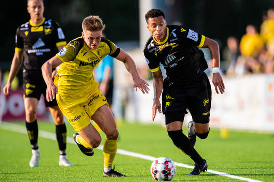 Snorre Nilsen of Raufoss and Kevin Kabran of Start