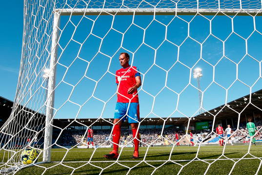 Helsingborgs Andreas Granqvist hämtar bollen ur målet