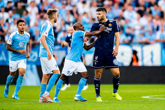 Malmö FFs Rasmus Bengtsson och Fouad Bachirou i dispyt med