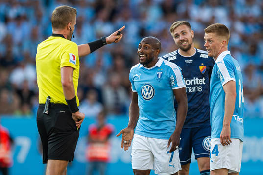 Malmö FFs Fouad Bachirou och Anders Christiansen i samtal
