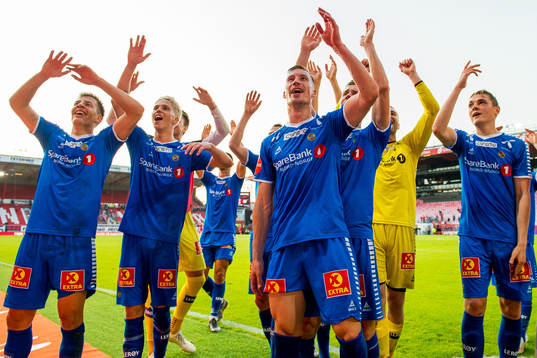 Juha Markus Pirinen and the players of Tromsø celebrate