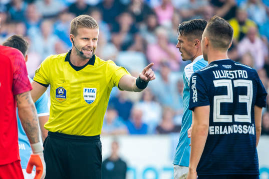 Domare Glenn Nyberg tillrättavisar Djurgårdens Fredrik