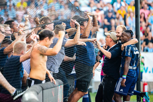 Djurgårdens Mohamed Buya Turay jublar med supportrar