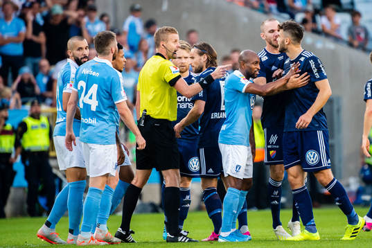 Malmö FFs och Djurgårdens spelare i gruff