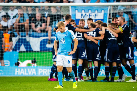 Malmö FFs Oscar Lewicki deppar framför jublande