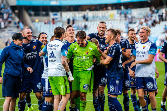 Djurgårdens spelare jublar åt målvakt Tommi Vaiho