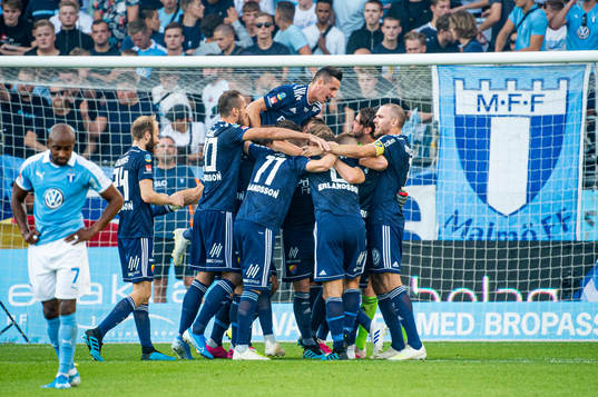 Djurgårdens spelare jublar åt vinsten i fotbollsmatchen i