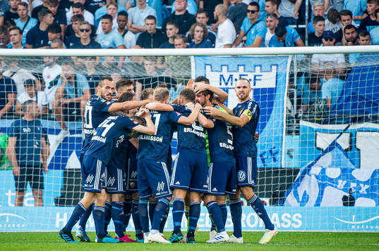 Djurgårdens spelare jublar åt vinsten i fotbollsmatchen i