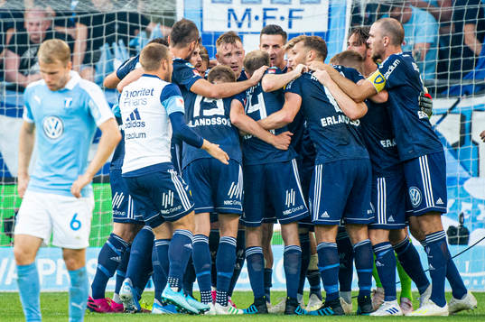 Djurgårdens spelare jublar åt vinsten i fotbollsmatchen i