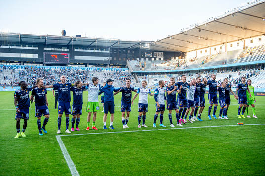 Djurgårdens spelare jublar åt vinsten i fotbollsmatchen i