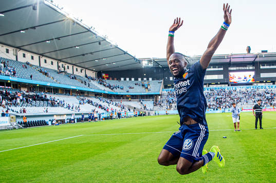 Djurgårdens Mohamed Buya Turay jublar åt vinsten i